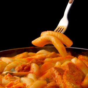 떡볶이공장 (보통맛 1팩 소스포함) 국물 밀떡 즉석 어묵 옛날떡볶이 밀키트 (290원) (네멤무료)